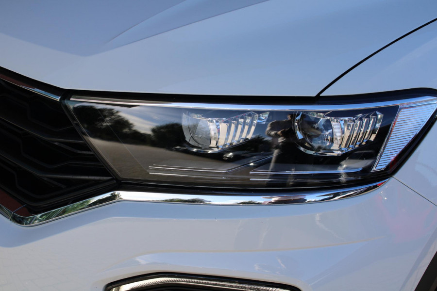 Volkswagen T-Roc 1.5 TSI Sport Business R | Full Option! | Trekhaak | Panorama Dak | Stoel + Stuurverwarming | Climate Control | Camera|  Navigatie |