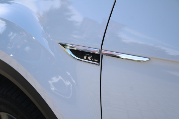Volkswagen T-Roc 1.5 TSI Sport Business R | Full Option! | Trekhaak | Panorama Dak | Stoel + Stuurverwarming | Climate Control | Camera|  Navigatie |