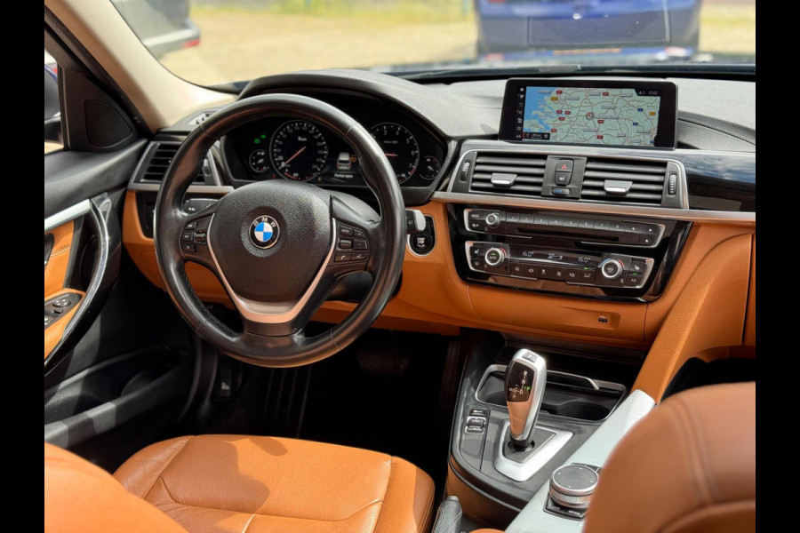 BMW 3 Serie Touring 320i Luxury 2019 AUT PANO NAVI LEDER NAP