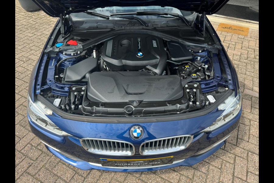 BMW 3 Serie Touring 320i Luxury 2019 AUT PANO NAVI LEDER NAP