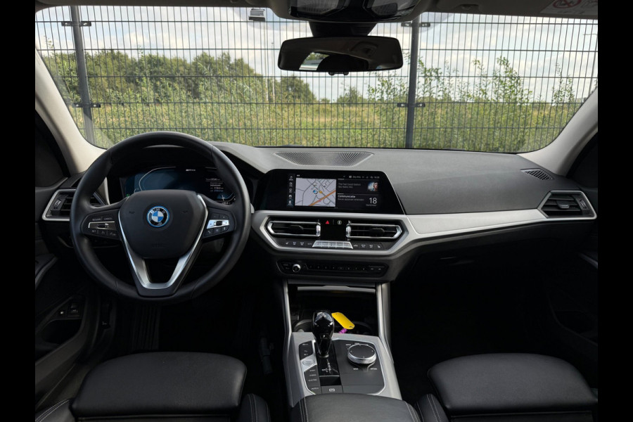 BMW 3 Serie Touring 320e Business Edition Plus | Camera | Laser | Stoelverwarming | Carplay |