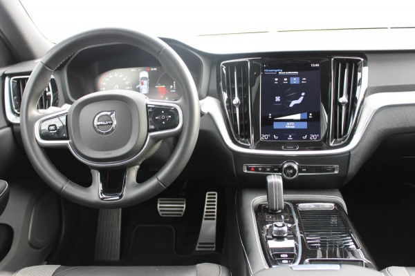 Volvo V60 T6 340pk automaat Recharge AWD R-Design Panoramich schuif kanteldak / Semi elektrisch wegklapbare trekhaak / Adaptieve cruise control