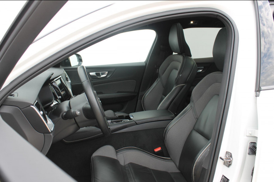 Volvo V60 T6 340pk automaat Recharge AWD R-Design Panoramich schuif kanteldak / Semi elektrisch wegklapbare trekhaak / Adaptieve cruise control