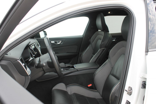 Volvo V60 T6 340pk automaat Recharge AWD R-Design Panoramich schuif kanteldak / Semi elektrisch wegklapbare trekhaak / Adaptieve cruise control