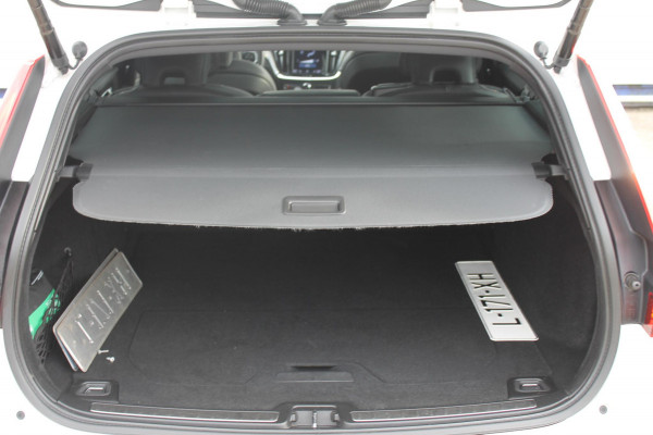 Volvo V60 T6 340pk automaat Recharge AWD R-Design Panoramich schuif kanteldak / Semi elektrisch wegklapbare trekhaak / Adaptieve cruise control