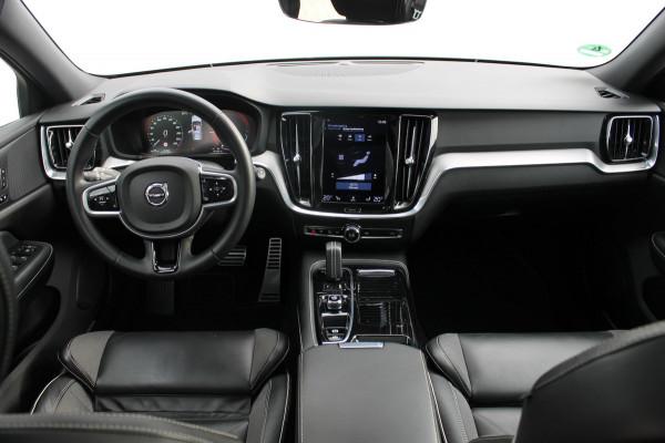 Volvo V60 T6 340pk automaat Recharge AWD R-Design Panoramich schuif kanteldak / Semi elektrisch wegklapbare trekhaak / Adaptieve cruise control