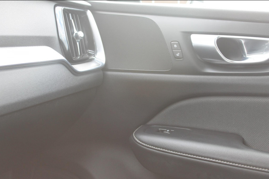 Volvo V60 T6 340pk automaat Recharge AWD R-Design Panoramich schuif kanteldak / Semi elektrisch wegklapbare trekhaak / Adaptieve cruise control