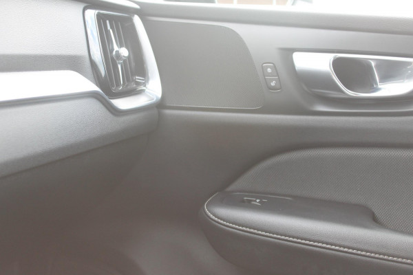 Volvo V60 T6 340pk automaat Recharge AWD R-Design Panoramich schuif kanteldak / Semi elektrisch wegklapbare trekhaak / Adaptieve cruise control