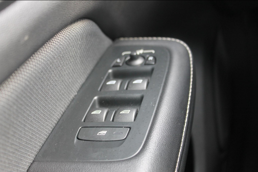 Volvo V60 T6 340pk automaat Recharge AWD R-Design Panoramich schuif kanteldak / Semi elektrisch wegklapbare trekhaak / Adaptieve cruise control