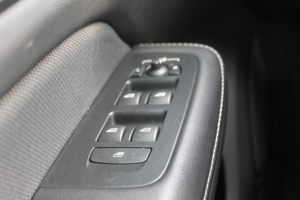 Volvo V60 T6 340pk automaat Recharge AWD R-Design Panoramich schuif kanteldak / Semi elektrisch wegklapbare trekhaak / Adaptieve cruise control