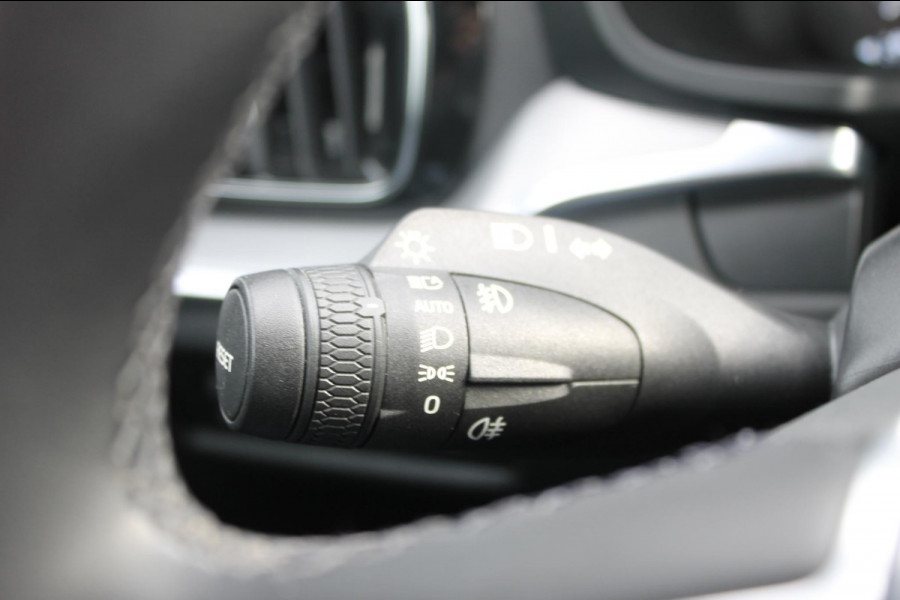 Volvo V60 T6 340pk automaat Recharge AWD R-Design Panoramich schuif kanteldak / Semi elektrisch wegklapbare trekhaak / Adaptieve cruise control