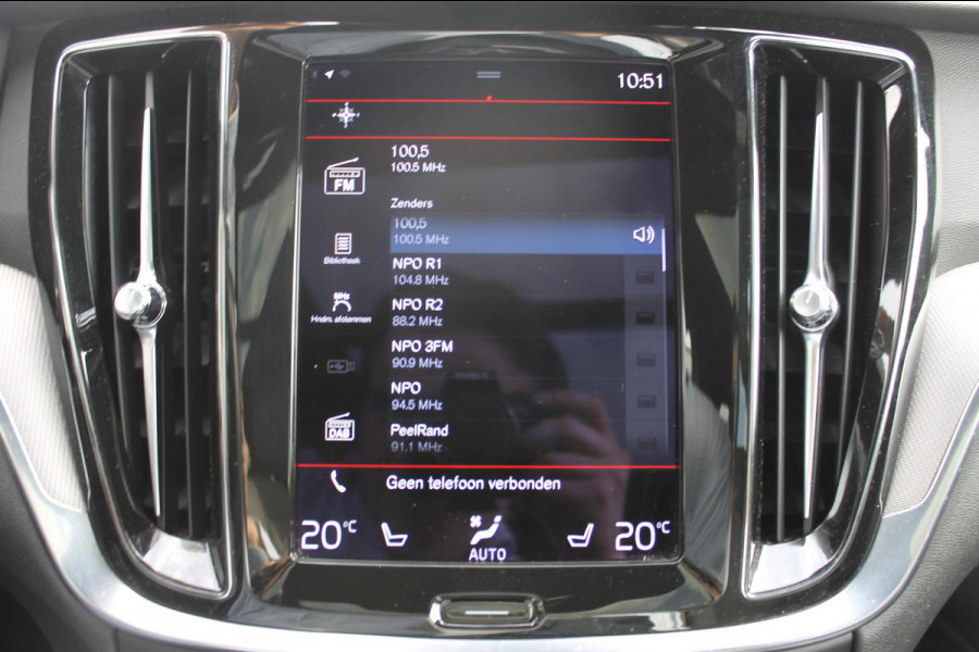 Volvo V60 T6 340pk automaat Recharge AWD R-Design Panoramich schuif kanteldak / Semi elektrisch wegklapbare trekhaak / Adaptieve cruise control