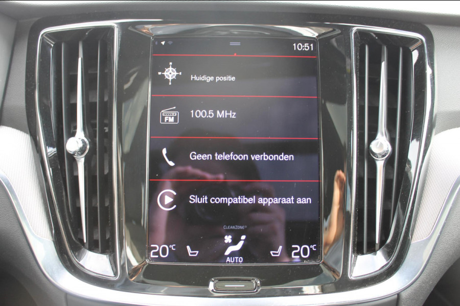 Volvo V60 T6 340pk automaat Recharge AWD R-Design Panoramich schuif kanteldak / Semi elektrisch wegklapbare trekhaak / Adaptieve cruise control