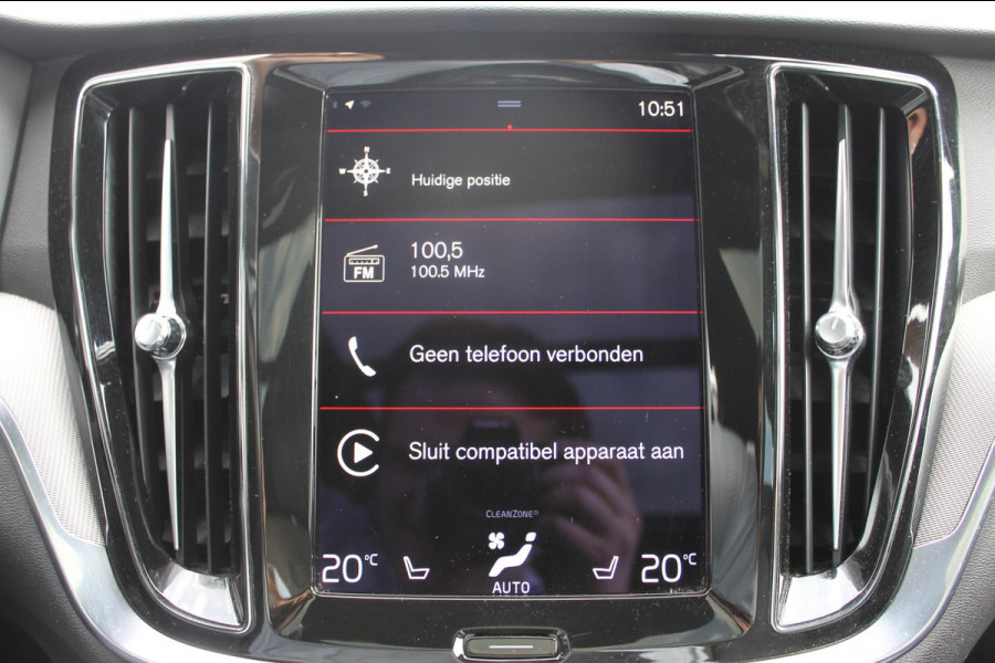 Volvo V60 T6 340pk automaat Recharge AWD R-Design Panoramich schuif kanteldak / Semi elektrisch wegklapbare trekhaak / Adaptieve cruise control