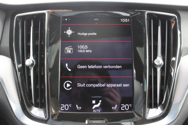 Volvo V60 T6 340pk automaat Recharge AWD R-Design Panoramich schuif kanteldak / Semi elektrisch wegklapbare trekhaak / Adaptieve cruise control