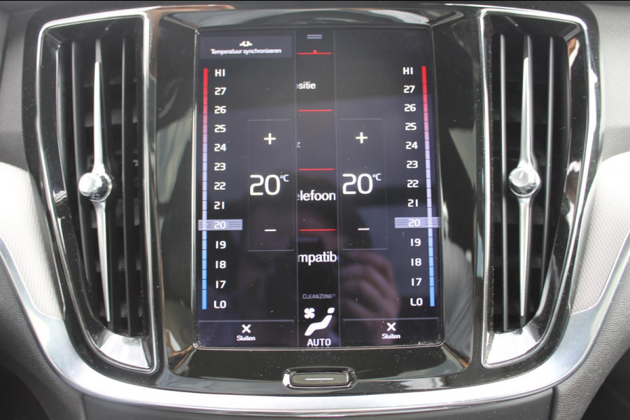 Volvo V60 T6 340pk automaat Recharge AWD R-Design Panoramich schuif kanteldak / Semi elektrisch wegklapbare trekhaak / Adaptieve cruise control