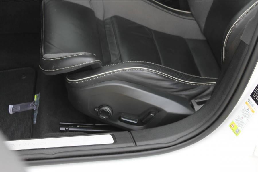 Volvo V60 T6 340pk automaat Recharge AWD R-Design Panoramich schuif kanteldak / Semi elektrisch wegklapbare trekhaak / Adaptieve cruise control