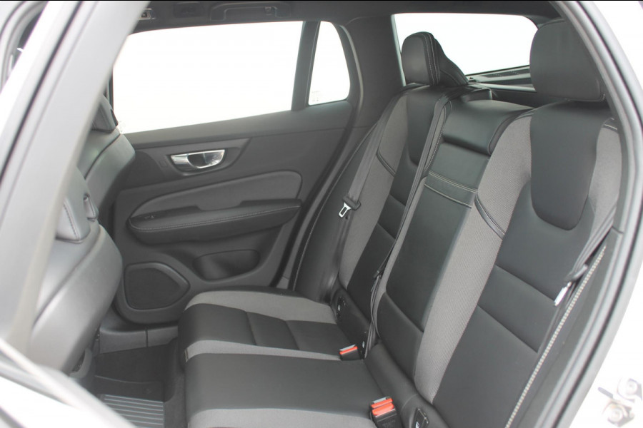 Volvo V60 T6 340pk automaat Recharge AWD R-Design Panoramich schuif kanteldak / Semi elektrisch wegklapbare trekhaak / Adaptieve cruise control