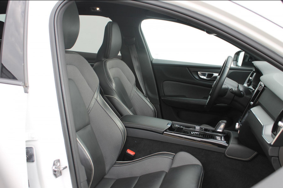 Volvo V60 T6 340pk automaat Recharge AWD R-Design Panoramich schuif kanteldak / Semi elektrisch wegklapbare trekhaak / Adaptieve cruise control