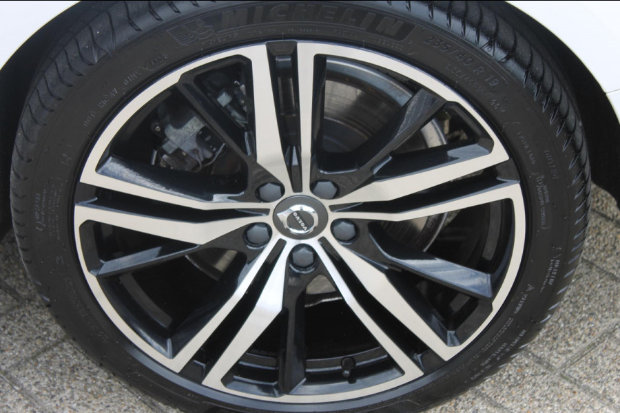 Volvo V60 T6 340pk automaat Recharge AWD R-Design Panoramich schuif kanteldak / Semi elektrisch wegklapbare trekhaak / Adaptieve cruise control