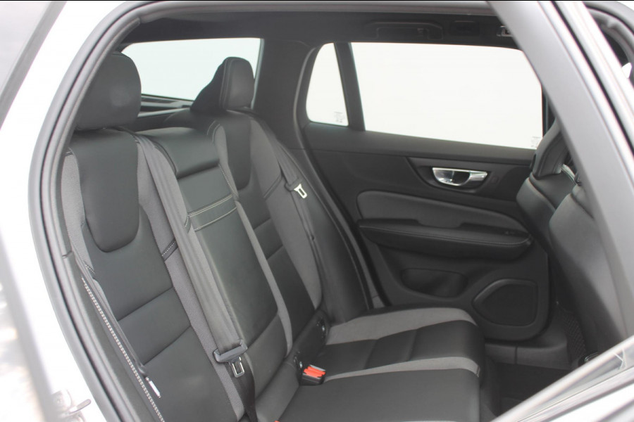 Volvo V60 T6 340pk automaat Recharge AWD R-Design Panoramich schuif kanteldak / Semi elektrisch wegklapbare trekhaak / Adaptieve cruise control