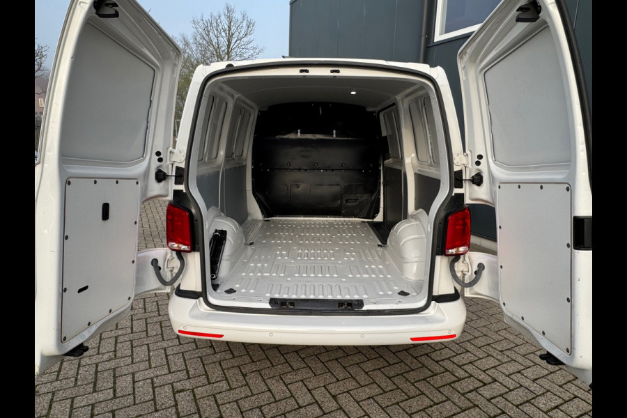 Volkswagen Transporter * Automaat L1H1 * Parkeercamera * Navigatiesysteem * Cruise Control * LM Velgen *