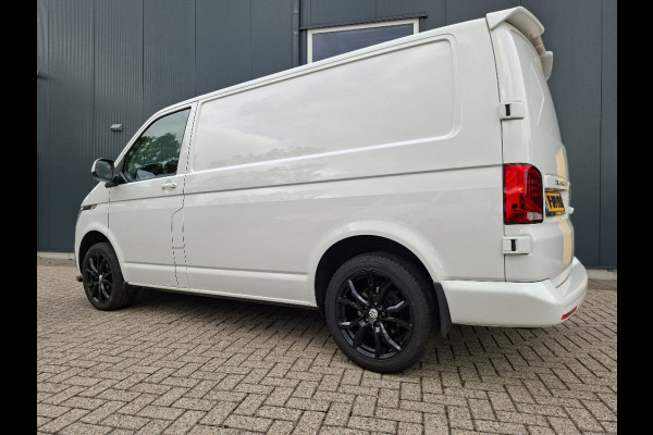 Volkswagen Transporter * Automaat L1H1 * Parkeercamera * Navigatiesysteem * Cruise Control * LM Velgen *