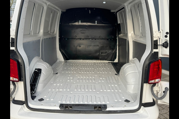 Volkswagen Transporter * Automaat L1H1 * Parkeercamera * Navigatiesysteem * Cruise Control * LM Velgen *