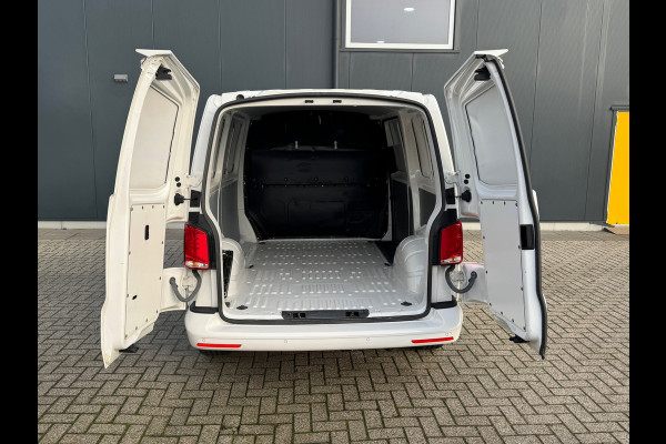 Volkswagen Transporter * Automaat L1H1 * Parkeercamera * Navigatiesysteem * Cruise Control * LM Velgen *