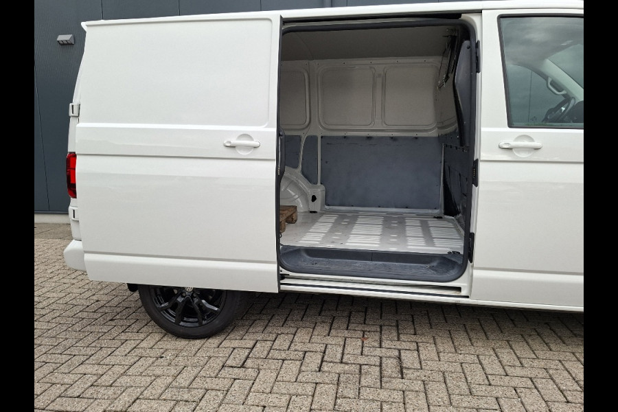 Volkswagen Transporter * Automaat L1H1 * Parkeercamera * Navigatiesysteem * Cruise Control * LM Velgen *