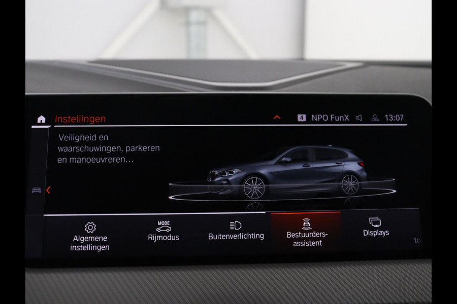 BMW 1-serie 120i Business Edition Plus | M-Pakket | Navigatie | LED | Navigatie | Pano.Dak |