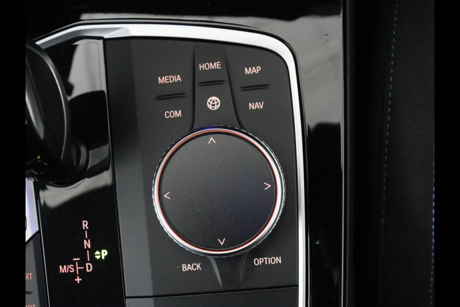 BMW 1-serie 120i Business Edition Plus | M-Pakket | Navigatie | LED | Navigatie | Pano.Dak |