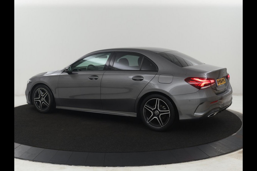 Mercedes-Benz A-Klasse 180 Business Solution AMG | Camera | Stoelverwarming | LED | Sfeerverlichting | Navigatie | AMG Line |
