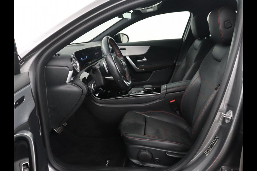 Mercedes-Benz A-Klasse 180 Business Solution AMG | Camera | Stoelverwarming | LED | Sfeerverlichting | Navigatie | AMG Line |