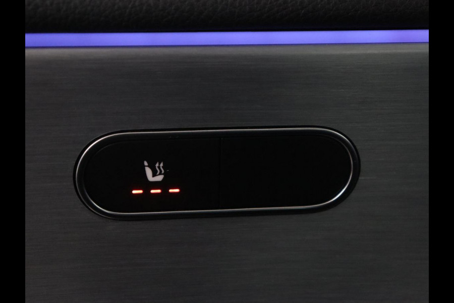 Mercedes-Benz A-Klasse 180 Business Solution AMG | Camera | Stoelverwarming | LED | Sfeerverlichting | Navigatie | AMG Line |
