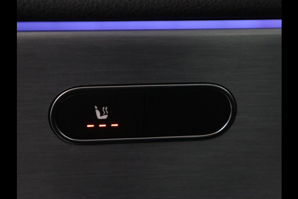 Mercedes-Benz A-Klasse 180 Business Solution AMG | Camera | Stoelverwarming | LED | Sfeerverlichting | Navigatie | AMG Line |