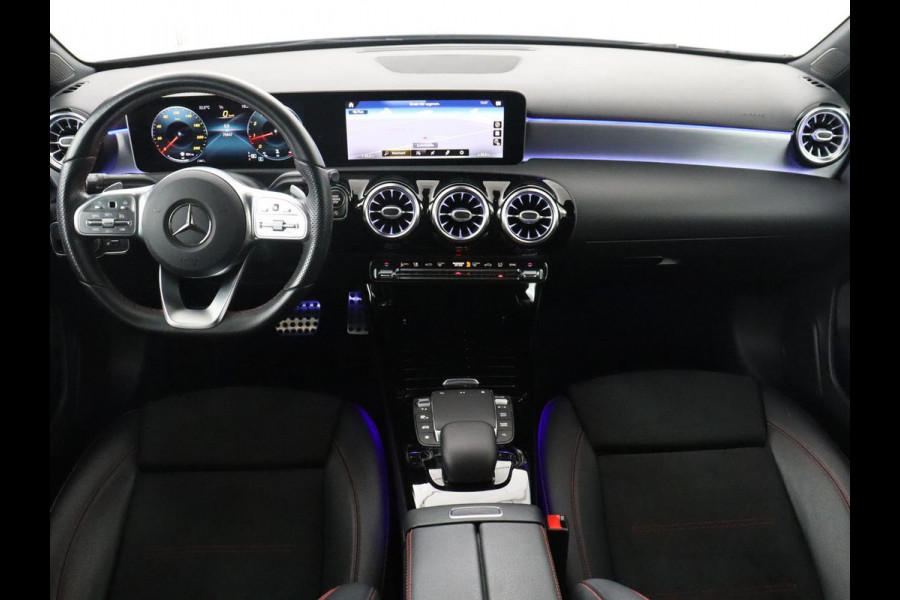 Mercedes-Benz A-Klasse 180 Business Solution AMG | Camera | Stoelverwarming | LED | Sfeerverlichting | Navigatie | AMG Line |