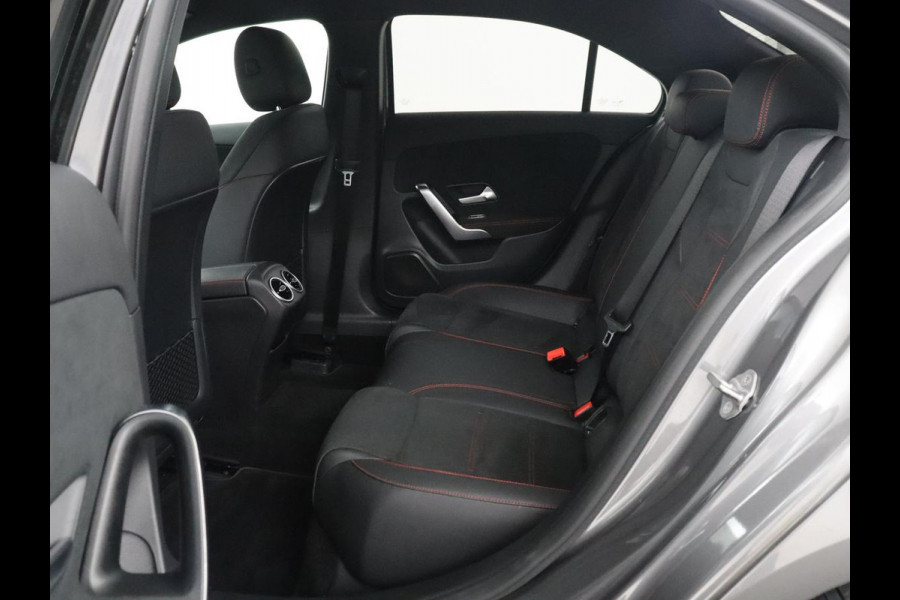 Mercedes-Benz A-Klasse 180 Business Solution AMG | Camera | Stoelverwarming | LED | Sfeerverlichting | Navigatie | AMG Line |