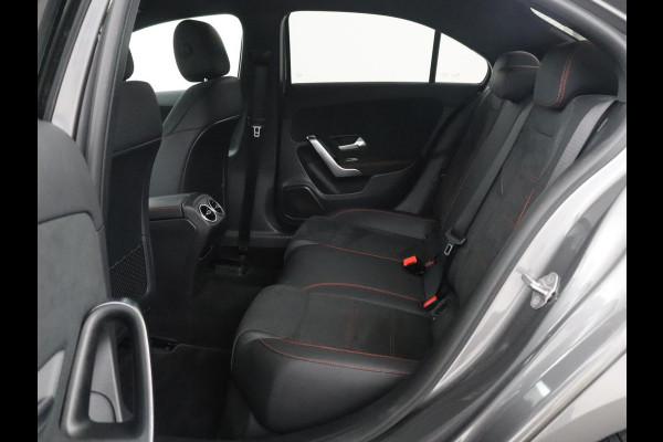 Mercedes-Benz A-Klasse 180 Business Solution AMG | Camera | Stoelverwarming | LED | Sfeerverlichting | Navigatie | AMG Line |
