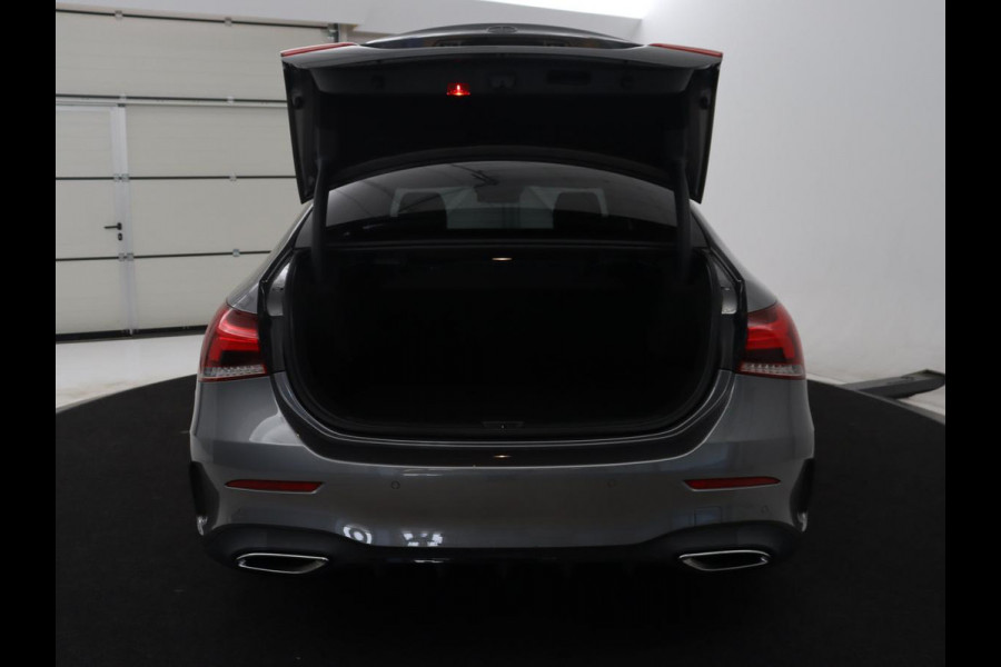 Mercedes-Benz A-Klasse 180 Business Solution AMG | Camera | Stoelverwarming | LED | Sfeerverlichting | Navigatie | AMG Line |