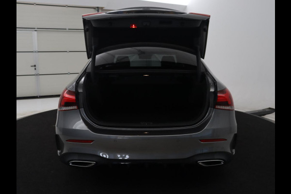 Mercedes-Benz A-Klasse 180 Business Solution AMG | Camera | Stoelverwarming | LED | Sfeerverlichting | Navigatie | AMG Line |