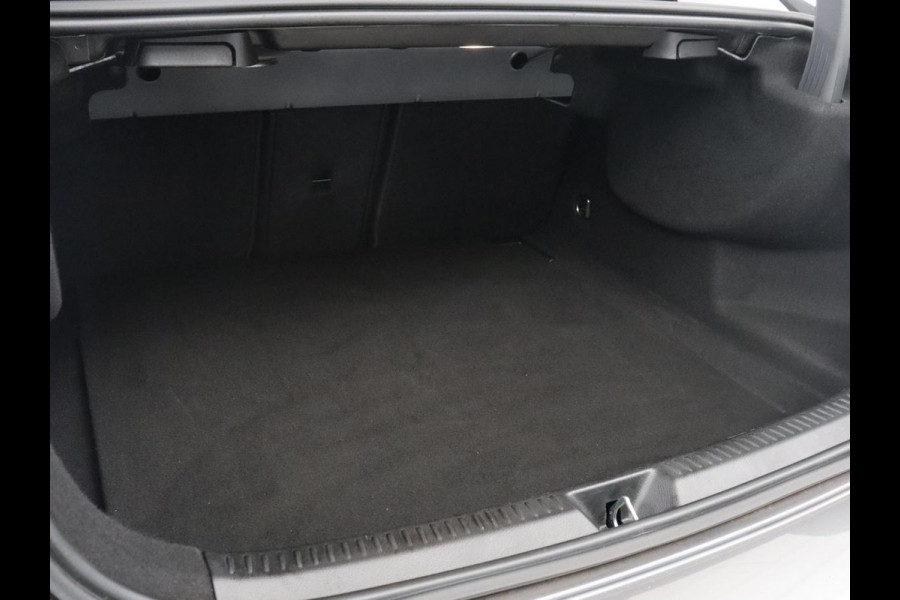 Mercedes-Benz A-Klasse 180 Business Solution AMG | Camera | Stoelverwarming | LED | Sfeerverlichting | Navigatie | AMG Line |