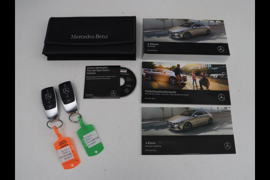 Mercedes-Benz A-Klasse 180 Business Solution AMG | Camera | Stoelverwarming | LED | Sfeerverlichting | Navigatie | AMG Line |
