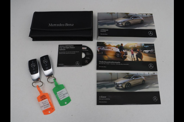 Mercedes-Benz A-Klasse 180 Business Solution AMG | Camera | Stoelverwarming | LED | Sfeerverlichting | Navigatie | AMG Line |