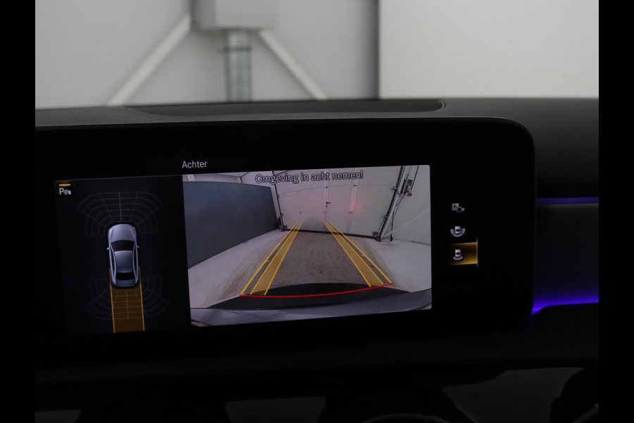 Mercedes-Benz A-Klasse 180 Business Solution AMG | Camera | Stoelverwarming | LED | Sfeerverlichting | Navigatie | AMG Line |