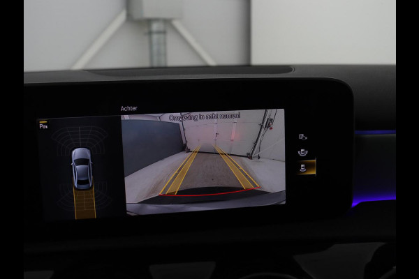 Mercedes-Benz A-Klasse 180 Business Solution AMG | Camera | Stoelverwarming | LED | Sfeerverlichting | Navigatie | AMG Line |