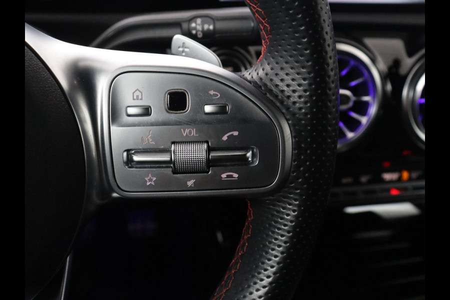 Mercedes-Benz A-Klasse 180 Business Solution AMG | Camera | Stoelverwarming | LED | Sfeerverlichting | Navigatie | AMG Line |