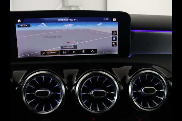 Mercedes-Benz A-Klasse 180 Business Solution AMG | Camera | Stoelverwarming | LED | Sfeerverlichting | Navigatie | AMG Line |