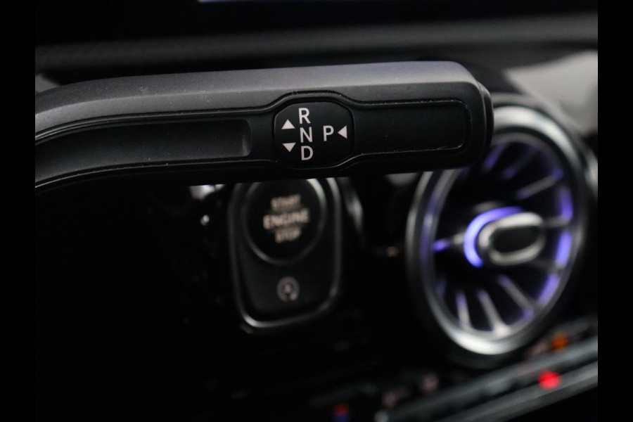 Mercedes-Benz A-Klasse 180 Business Solution AMG | Camera | Stoelverwarming | LED | Sfeerverlichting | Navigatie | AMG Line |