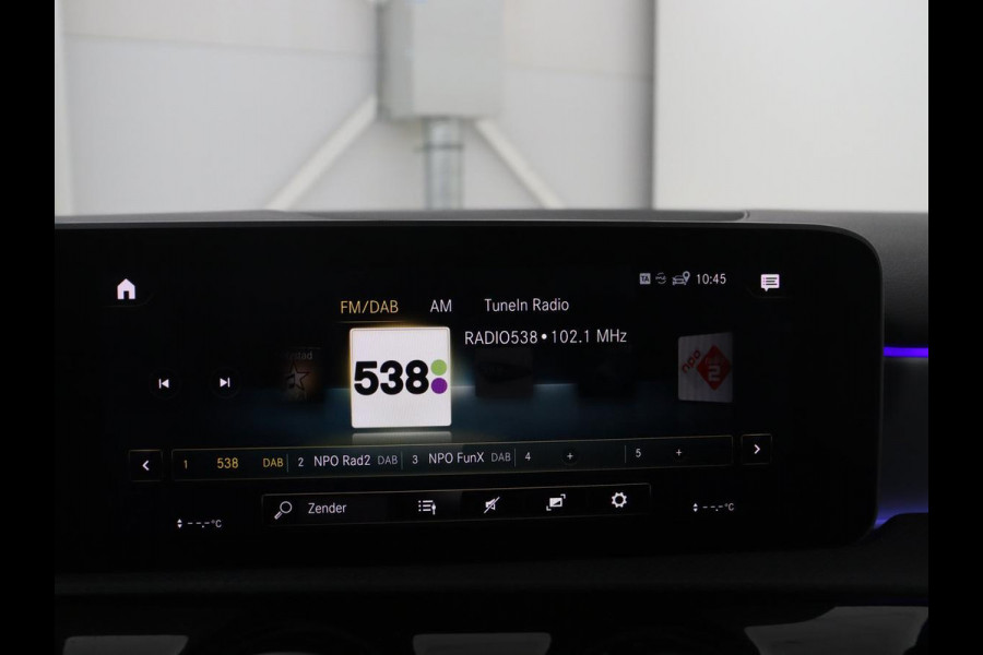 Mercedes-Benz A-Klasse 180 Business Solution AMG | Camera | Stoelverwarming | LED | Sfeerverlichting | Navigatie | AMG Line |